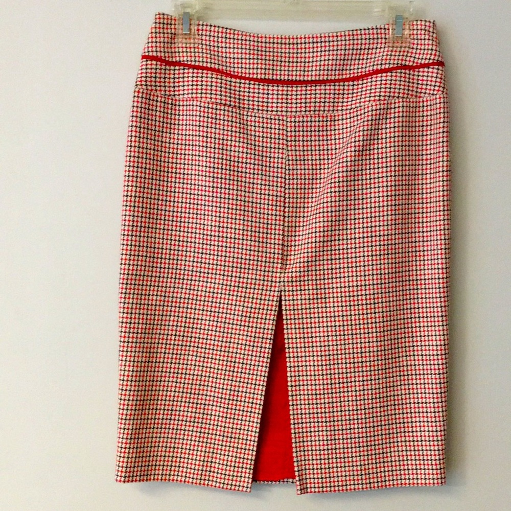 Straight skirt with front split. Lined.